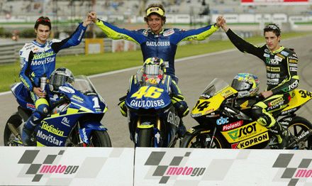 Világbajnoki pózolás: Pedrosa (balról), Rossi és Dovizisio a valenciai versenypályán a futamok kezdete előtt