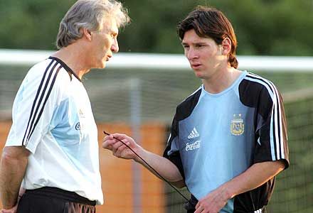 A fiatal Lionel Messi tanácsokat várt José Pekerman kapitánytól