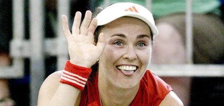 A nagy visszatérô, Martina Hingis joggal mosolyog, hiszen újabb magabiztos gyôzelmet könyvelhetett el