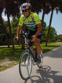 Néha igen kalandosra sikerednek Kropkó kerékpáros edzései a floridai pálmafák alatt (Fotó: Golubics Andrea)