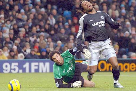 Bár David James faultolta Didier Drogbát, a büntetô elmaradt Manchesterben, nem úgy a Chelsea sikere!