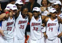 Karl Malone lánya, Cheryl Ford (35) a bajnoki címet ünnepli Ruth Riley (00), Swin Cash (32) és Deanna Nolan (14) társaságában