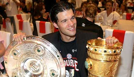 Ballack a tavasszal a Bayernnel a bajnokságban és a kupában is ünnepelhetett, gyanítható, Manchesterben is gyarapodna a trófeagy&#251;jteménye