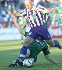 Kovács Zoltán azt szereti, ha a védôkön verekszi át magát, és úgy lô egy vagy két gólt (fotó: Németh Ferenc)