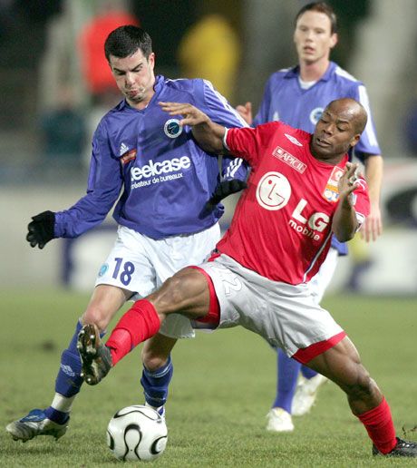 Sylvain Wiltord (jobbra) fejjel, majd kétszer lábbal talált be a sereghajtó Strasbourg kapujába