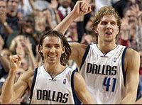 A "Nagy Trió" két tagja, Steve Nash (balról) és Dirk Nowitzki (Fotó: G. James/NBAE/Getty Images)