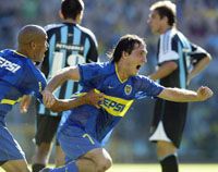 Guillermo Barros Schelotto két góllal vette ki a részét a második helyre ugró Boca Juniors Racing Club elleni fölényes diadalából