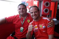 Rubens Barrichello (jobbra) vendégül látta a boxutcában a paralimpiára készülô magyar erôemelôt, Sass Sándort