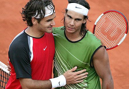 A világelsô Roger Federer (balra) sem boldogult Rafael Nadal egyedülálló ütéseivel