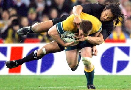 A AllBlacks sztárja, Tana Umaga ütközi le keményen Drew Mitchellt (fotó: Reuters)