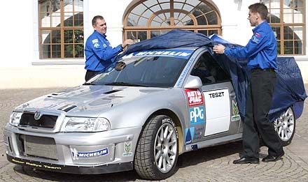 Bútor Róbert (jobbra) és Tóth Vilmos leplezte le a csapat legújabb büszkeségét, az ezüst-sárga-kék Skoda Octavia WRC-t