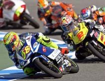 Az olasz Marco Simoncelli (elöl) 2004 után ismét megnyerte a Spanyol Nagydíjat a 125 kcm-esek között