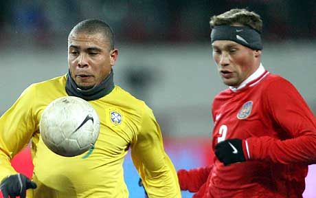 Ronaldo (balra) szerencsés körülmények között növelte válogatottbeli góljai számát Ronaldo (balra) szerencsés körülmények között növelte válogatottbeli góljai számát
