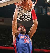 Rasheed Wallace zsákol. Amikor ő 16 pontnál többet dobott, az idei playoffban eddig mindig győzött a Pistons