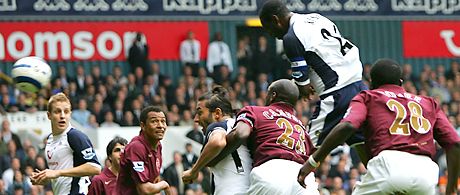 Ledley King a góljánál legalább egy emelettel járt az Arsenal védôsora felett, és hosszú ideig a Tottenham, illetve városi riválisa között is ennyi volt a különbség, a vége mégis iksz lett