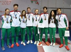 A junior vb-bronzérmes női tőr- és a férfi párbajtőrcsapat tagjai Forrás: FIE