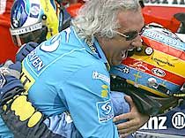 Flavio Briatore Fernando Alonso nyakába ugrik