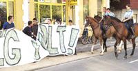 A szigorú tekintetű lovas rendôrök rögvest megjelentek, amikor a ferencvárosi szurkolók Siófok városának egyik utcáján kibontották &#8222;Elég volt!&#8221; szövegű transzparensüket (Fotók: Czagány Balázs)