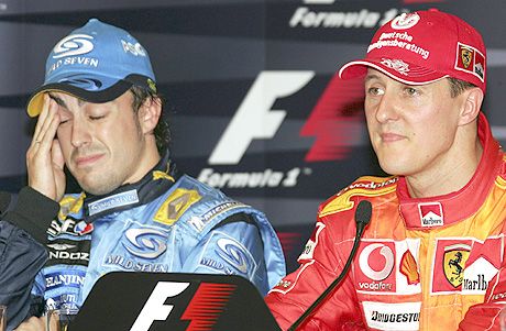 Az idômérô edzés utolsó pillanataiban a Rascasse-kanyarban lefulladó Michael Schumacher elôször felhôtlenül örült az elsô rajtkockának, majd a vádakat meghallva értetlenül állt ellenfelei, köztük Fernando Alonso szavai elôtt.