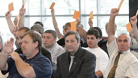 Amikor még minden (minden?) rendben volt: Komáromi Lajos (középen) nemrégiben még elégedetten vette tudomásul, hogy megválasztották a szövetség elnökének