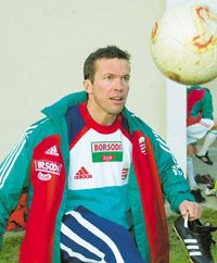 Lothar Matthäus azért megmutatta, milyen remekül is tud dekázni (Fotó: Németh Ferenc)