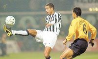 David Trezeguet (balra) szerezte az éllovas Juventus elsô gólját a Modena elleni meccsen