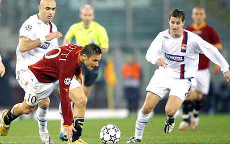 Francesco Totti (balra) lendülete megtört a jól játszó Lyonnal szemben