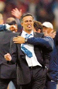 José Mourinho az egymást követô második évben vezette európai kupagyôzelemre a Porto csapatát, de egy ideig a szerdai az utolsó sikere a &#8222;sárkányok&#8221; kispadján, miután szeretné kipróbálni magát az angol élvonalban, feltehetôleg a Chelsea-nél
