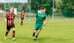 Docsecz Levente (zöldben) az U19-es kiemelt csoport legeredményesebb őszi játékosa lett Forrás: illesakademia.hu