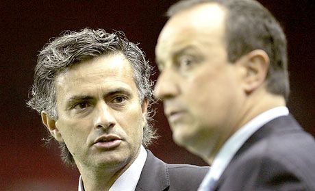 José Mourinho (balra) folytatja a lelki hadviselést Rafa Benítez ellen