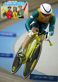 Az ausztrál Anna Meares (nagy képünkön és a kicsin középen) felavatta az athéni Olimpiai Velodrome-ot, világrekorddal gyôzte le a korábbi csúcstartó kínai Csiang Jung-juát