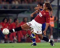 Gabriel Omar Batistuta korábban a 20-as és a 18-as mezben futballozott, az idén viszont az életkorára utaló 33-as lesz az övé a bajnoki címre törô Roma csapatában (Fotó: Reuters)