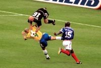 Ronaldónak (9) négy évvel a sikertelen világbajnoki döntô után biztosan újra meg kell küzdenie Thurammal (15) Saint-Denis-ben, elképzelhetô viszont, hogy Barthezzel nem találkozik