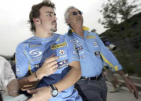 Flavio Briatore (jobbra) rendet tett a fejekben a Renault-istállónál