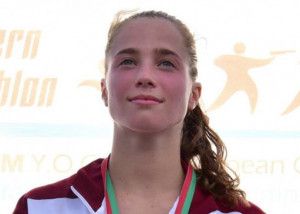 Gulyás Michelle az U19-es kvalifikációs-verseny dobogóján, Portugáliában.