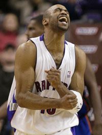 A torontói Vince Carter nem játszott rosszul egy hónapos kényszerpihenôje után, de a New York fájdalmassá tette a visszatérését (Fotó: Reuters/Peter Jones)