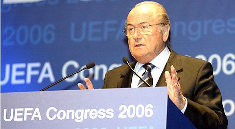 Joseph Blatter, az Európai Labdarúgó-szövetség tavaszi budapesti kongresszusán beszélt az UEFA és a FIFA elôtt tornyosuló problémáról