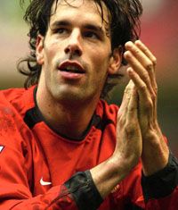 Ruud van Nistelrooy az elôzô hét végén bajnokin, most pedig kupameccsen duplázott