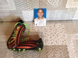 A jótékonysági árverésre bocsájtott cipőt Cristo édesapja, Roberto Carlos is aláírta Fotó: Horváth Alexandra