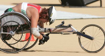 Dóra Krisztina átlendült a 25 kilométernél jelentkezô holtponton, és a 14. helyen zárta a kerekes székesek maratoni versenyét (Fotó: Czagány Balázs)