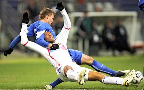 Thierry Henry (fehérben) és a többi francia támadó nem kapott könyörületet a szlovák védôktôl