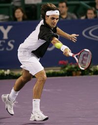 Az idén három Grand Slam-tornát megnyerô Roger Federer a második mérkôzésén is két szettben gyôzött