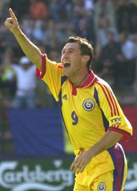 Moldovan, a román gólzsák a mérkôzés elején kétszer is betalált a luxemburgiaknak Moldovan, a román gólzsák a mérkôzés elején kétszer is betalált a luxemburgiaknak