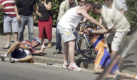 Hiába próbálták talpra állítani Erik Dekkert, a kulcscsontját törô holland versenyzô számára véget ért a Tour