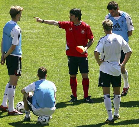 Joachim Löw másodedzô eligazítást tart a német védelem tagjainak a csapat genfi edzôtáborában