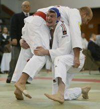 A vízipólóssapkában küzdô Gera sérülése ellenére is megnyerte a súlycsoportját