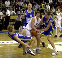 Veszel (világos mezben) a túlerôvel szemben sem adta fel (Fotó: Pluzsik Tamás)