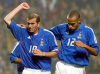 Zinedine Zidane (balra) és Thierry Henry ritkasággal szolgált: mindketten gólt fejeltek (Fotó: Reuters/Pascal Rossignol)