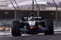 A Monacóban gyôzô David Coulthard motorját a boxutcából, &#8222;távvezérléssel&#8221; javították meg, erre az idén már nem lesz lehetôség (Fotó: Amber PR)