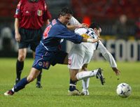 Fabrice Fiorése (balra) és Szelim Benasur ôsszel még csapattársak voltak a PSG-ben, most egymás rovására találtak a kapuba (Fotó: Afp)